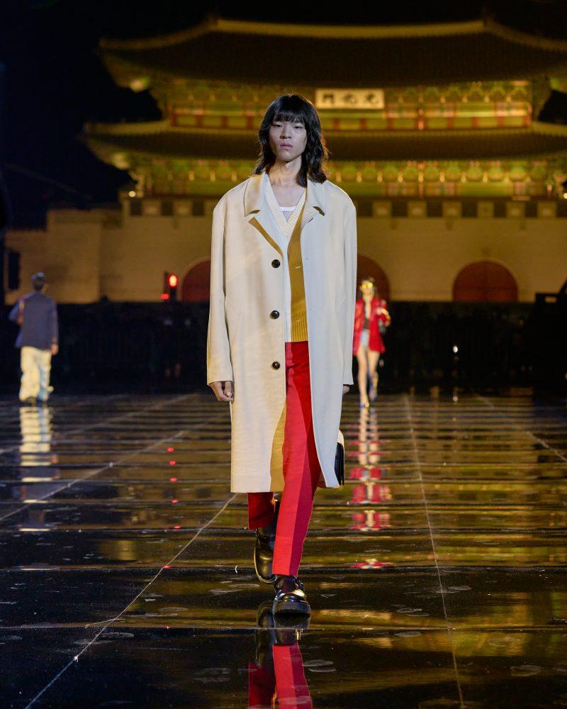 Louis Vuitton turns Seoul bridge into massive runway for its first Pre-Fall  show - CNA Lifestyle