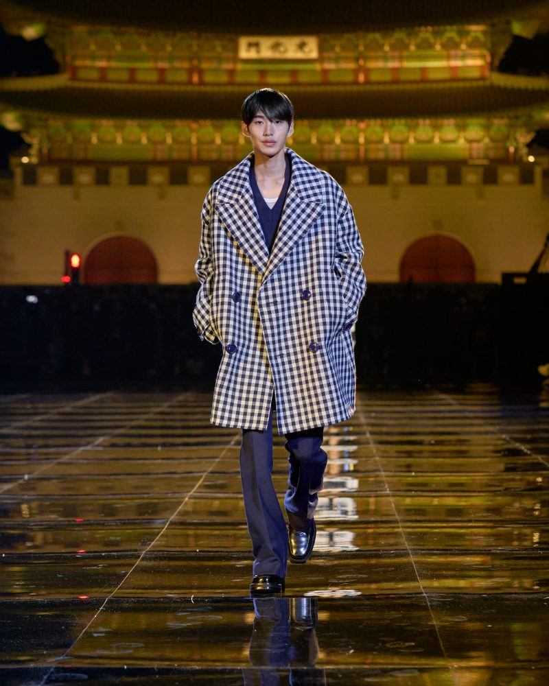 V of BTS Wore Louis Vuitton by Virgil Abloh @ Louis Vuitton Men FW21 Show  in Seoul, South Korea.